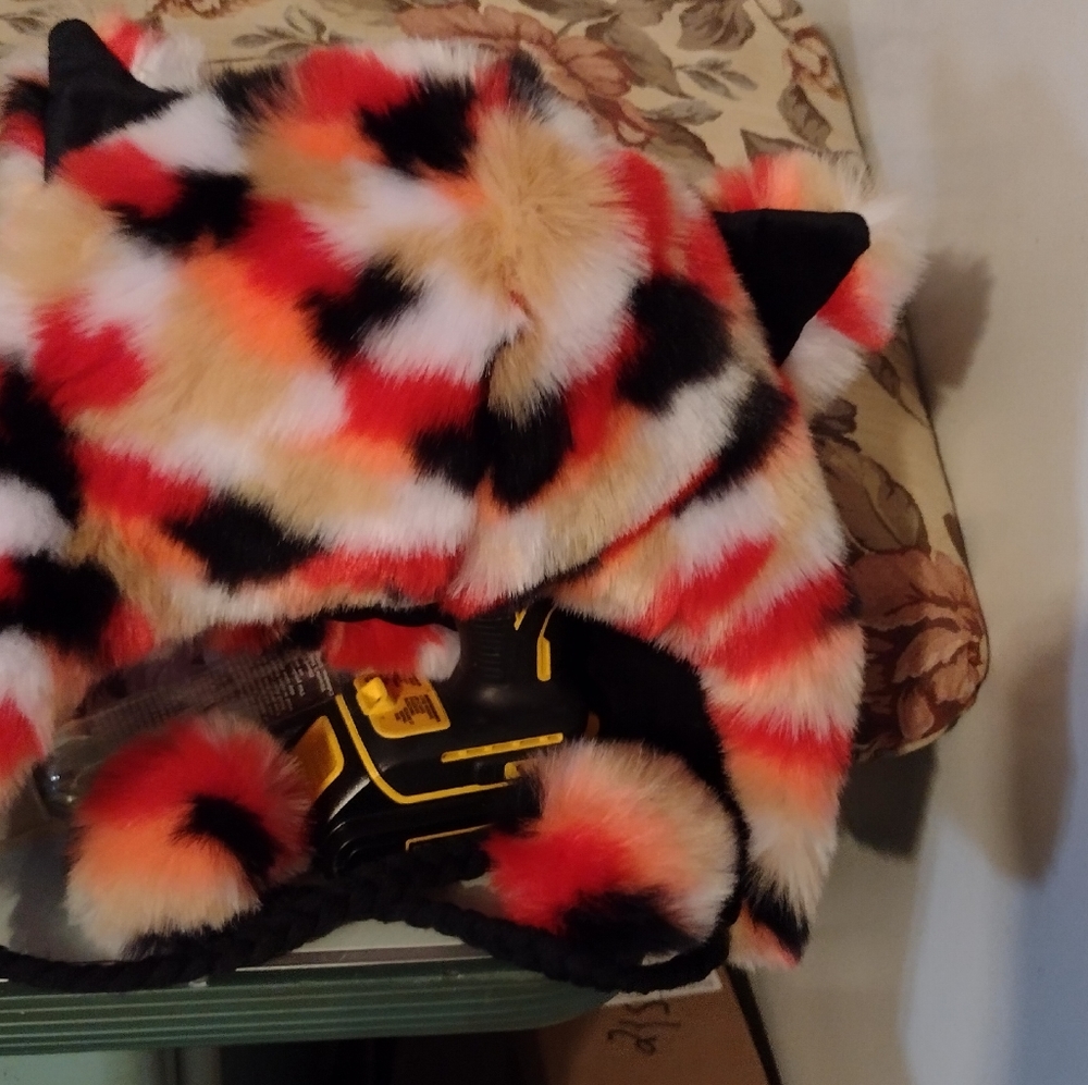 Rave & Roar Short Arm Fashion Hat with Poms